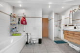 Bad - ***Renovierte 4-Zimmer-Wohnung mit Balkon und Blick ins Grüne - stadtnah in Bruckberg***