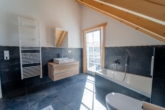Badezimmer DG - Modernes Naturhaus bei Landshut - neuwertig, energieeffizient & hochwertig ausgestattet !!!