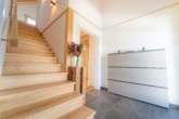 Flur mit Treppe - Modernes Naturhaus bei Landshut - neuwertig, energieeffizient & hochwertig ausgestattet !!!