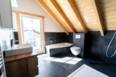 Badezimmer DG - Modernes Naturhaus bei Landshut - neuwertig, energieeffizient & hochwertig ausgestattet !!!