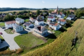 Außenansicht mit Blick über Feld - Modernes Naturhaus bei Landshut - neuwertig, energieeffizient & hochwertig ausgestattet !!!