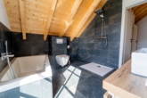 Badezimmer DG - Modernes Naturhaus bei Landshut - neuwertig, energieeffizient & hochwertig ausgestattet !!!