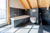 Badezimmer DG - Modernes Naturhaus bei Landshut - neuwertig, energieeffizient & hochwertig ausgestattet !!!