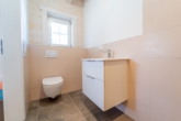 Badezimmer / Zugang von Gästezimmer - Modernes Naturhaus bei Landshut - neuwertig, energieeffizient & hochwertig ausgestattet !!!