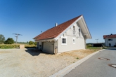 Außenansicht mit Zufahrt - Modernes Naturhaus bei Landshut - neuwertig, energieeffizient & hochwertig ausgestattet !!!