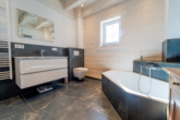 Badezimmer EG - Modernes Naturhaus bei Landshut - neuwertig, energieeffizient & hochwertig ausgestattet !!!