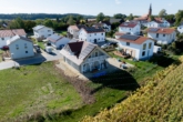 Außenansicht Luftaufnahme - Modernes Naturhaus bei Landshut - neuwertig, energieeffizient & hochwertig ausgestattet !!!