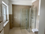 Badezimmer - 3-Zimmer-Neubauwohnung zum Erstbezug mit Garage, Balkon und Aufzug