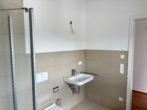Badezimmer - 3-Zimmer-Neubauwohnung zum Erstbezug mit Garage, Balkon und Aufzug