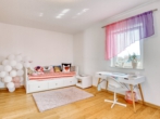 Kinderzimmer 1 - !! Neuwertiges Einfamilienhaus mit Einliegerwohnung & Swimmingpool in Plattling !!