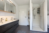 Badezimmer - Neuwertiges Einfamilienhaus in attraktiver Lage – hell, modern & großzügig!