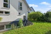 Außenansicht mit Garten - Neuwertiges Einfamilienhaus in attraktiver Lage – hell, modern & großzügig!