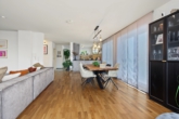 Wohnzimmer mit Esszimmer - Neuwertiges Einfamilienhaus in attraktiver Lage – hell, modern & großzügig!