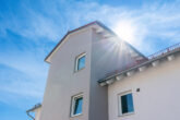 !! Sensationelle Dachgeschosswohnung in energieeffizienten MFH !! Aufzug vorhanden !! - Objektansicht