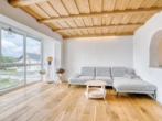 Wohnzimmer - Großzügige 4-Zimmer-Wohnung in ruhiger Wohnlage mit gemeinschaftlichem Garten & Pool