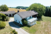 Hofzufahrt - *** Sanierungsbedürftige Hofstelle in absoluter Alleinlage mit arrondiertem Grundstück ***