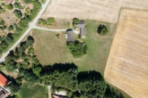 Vogelperspektive - *** Sanierungsbedürftige Hofstelle in absoluter Alleinlage mit arrondiertem Grundstück ***