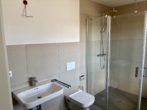 Badezimmer - Ihr neues Zuhause: Exklusive 3-Zimmer-Neubauwohnung zum Erstbezug mit Gartenanteil