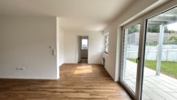 Blick in Küche - !!! Moderne 4-Zimmer Wohnung mit großem Garten !!!