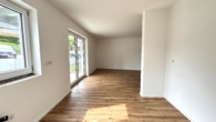 Küche mit Blick ins Wohnzimmer - !!! Moderne 4-Zimmer Wohnung mit großem Garten !!!