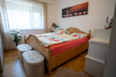 Schlafzimmer Bungalow - Villa mit Indoor-Pool, Hallen & Bungalow – Zwei Grundstücke, unendliche Möglichkeiten