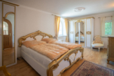 Schlafzimmer - Villa mit Indoor-Pool, Hallen & Bungalow – Zwei Grundstücke, unendliche Möglichkeiten