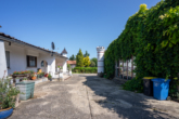 Innenhof - Villa mit Indoor-Pool, Hallen & Bungalow – Zwei Grundstücke, unendliche Möglichkeiten