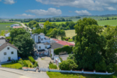 Vogelperspektive - Villa mit Indoor-Pool, Hallen & Bungalow – Zwei Grundstücke, unendliche Möglichkeiten