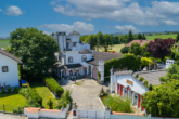 Außenansicht Villa und Bungalow - Villa mit Indoor-Pool, Hallen & Bungalow – Zwei Grundstücke, unendliche Möglichkeiten