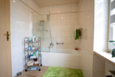Badezimmer OG mit Badewanne - Endlich Platz für alle! Doppelhaushälfte mit Einliegeroption, großem Garten & Traumlage!!