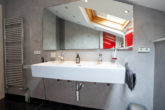 Badezimmer - *** Einfamilienhaus mit Einliegerbereich und großem Garten in ruhiger Lage ***