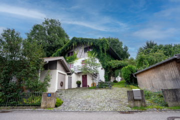*** Einfamilienhaus mit Einliegerbereich und großem Garten in ruhiger Lage ***, 83115 Neubeuern, Einfamilienhaus