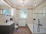 Badezimmer - Modernisiertes Wohnglück mit großzügigem Privatgarten – attraktive 3-Zimmer-Wohnung