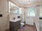 Badezimmer - Modernisiertes Wohnglück mit großzügigem Privatgarten – attraktive 3-Zimmer-Wohnung