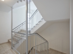 Treppenhaus - Modernisiertes Wohnglück mit großzügigem Privatgarten – attraktive 3-Zimmer-Wohnung