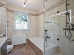 Badezimmer - Modernisiertes Wohnglück mit großzügigem Privatgarten – attraktive 3-Zimmer-Wohnung