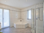 Badezimmer - Neuwertiges Traumhaus in Bestlage von Straubing - macht Ihr Familienglück perfekt!