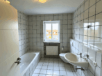 Badezimmer - ein neues Zuhause wartet: modernisierte 2-Zimmer-Wohnung mit Balkon, Garage und Stellplatz