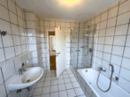 Badezimmer - ein neues Zuhause wartet: modernisierte 2-Zimmer-Wohnung mit Balkon, Garage und Stellplatz