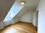 Schlafzimmer - ein neues Zuhause wartet: modernisierte 2-Zimmer-Wohnung mit Balkon, Garage und Stellplatz