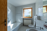 Badezimmer 1. Wohneinheit - Platz für die ganze Familie, Zweifamilienhaus in begehrter Siedlungslage mit wunderschönem Garten!