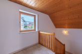 Treppenhaus ins OG - Platz für die ganze Familie, Zweifamilienhaus in begehrter Siedlungslage mit wunderschönem Garten!