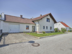 Außenansicht Eingang Altbau - Zweifamilienhaus mit Charakter und doppeltem Potenzial! Sofort Einziehen und Sanieren!