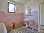 Altbau Badezimmer EG - Zweifamilienhaus mit Charakter und doppeltem Potenzial! Sofort Einziehen und Sanieren!