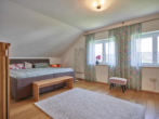Schlafzimmer - Zweifamilienhaus mit Charakter und doppeltem Potenzial! Sofort Einziehen und Sanieren!