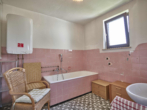 Altbau Badezimmer EG - Zweifamilienhaus mit Charakter und doppeltem Potenzial! Sofort Einziehen und Sanieren!