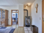 Esszimmer mit Blick auf Kamin - Zweifamilienhaus mit Charakter und doppeltem Potenzial! Sofort Einziehen und Sanieren!