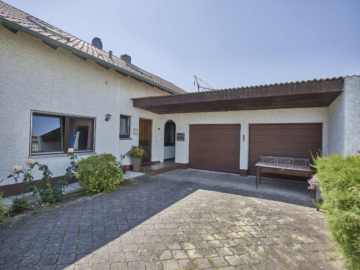 Zweifamilienhaus mit Charakter und doppeltem Potenzial! Sofort Einziehen und Sanieren!, 94522 Wallersdorf, Zweifamilienhaus