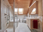Badezimmer - Zweifamilienhaus mit Charakter und doppeltem Potenzial! Sofort Einziehen und Sanieren!