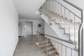 Treppenhaus - Komfort hoch zwei: 4-Zi.-Maisonette mit Galerie – ideal für Familien!